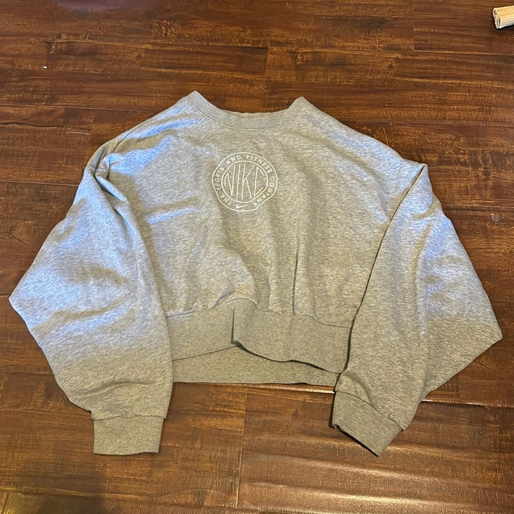 Cropped crewneck